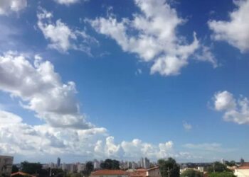 Semana começa com tempo “fechado”: Segunda-feira tem alerta de chuvas e calor de até 30°C na região
