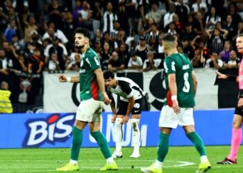 Palmeiras vence Corinthians na Arena; Memphis Depay escorrega em pênalti e Flaco López não perdoa
