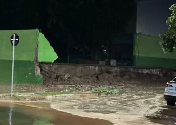Susto no Norte: Chuva de 40mm em apenas 30 minutos derruba muro de escola e alaga avenidas em Coxim