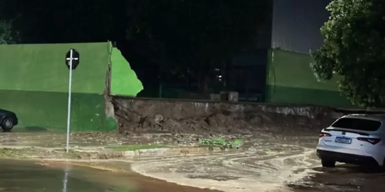 Susto no Norte: Chuva de 40mm em apenas 30 minutos derruba muro de escola e alaga avenidas em Coxim