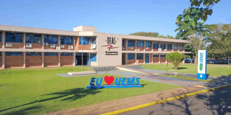 UEMS abre seleção de professores substitutos com salários de até R$ 10,2 mil