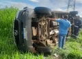 Van da Secretaria de Saúde de Costa Rica tomba na MS-306 após aquaplanagem