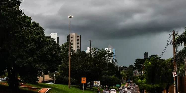 Alerta em MS: Frente fria traz chuvas intensas e risco de tempestades a partir de quarta-feira