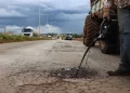 Operação tapa-buracos na Avenida 306 reforça a segurança viária em Chapadão do Sul