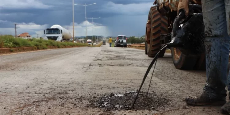 Operação tapa-buracos na Avenida 306 reforça a segurança viária em Chapadão do Sul