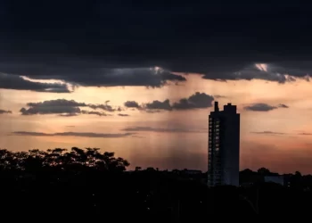 Sol com pancadas isoladas: MS registra tempo instável e alerta para chuvas fortes nesta terça
