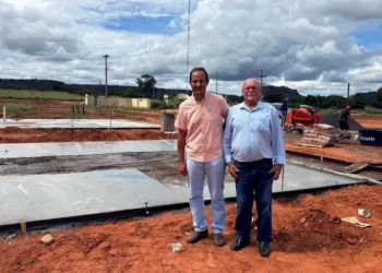 Prefeito Juvenal e vice Jorge acompanham obras das moradias populares