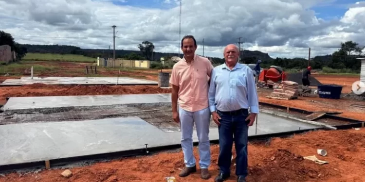Prefeito Juvenal e vice Jorge acompanham obras das moradias populares