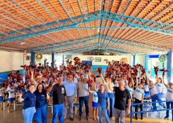 Doçura e Compromisso: Alcinópolis entrega 1.200 ovos de Páscoa da Cacau Show para estudantes
