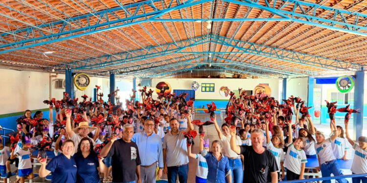 Doçura e Compromisso: Alcinópolis entrega 1.200 ovos de Páscoa da Cacau Show para estudantes