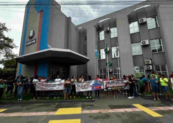 Professores rejeitam reajuste de 2,89% e indicam possibilidade de paralisação