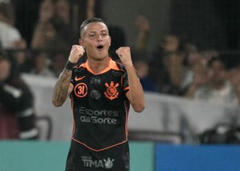 Diniz estreia com pé direito: Corinthians vence Platense e quebra jejum na Libertadores