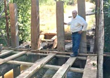 Prefeito Juvenal Consolaro acompanha trabalhos da manutenção de Ponte Rio Pontinha