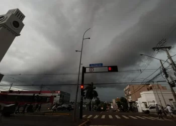Frente fria avança com tempestades e previsão de queda brusca na temperatura