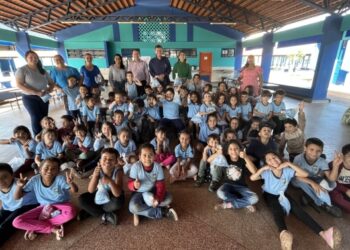 Igualdade e Planejamento: Prefeitura entrega uniformes a 1.300 alunos e anuncia kit completo com tênis para 2027