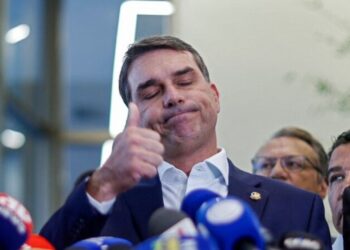 Temendo esquerda que mata, Flávio Bolsonaro diz usar colete à prova de balas