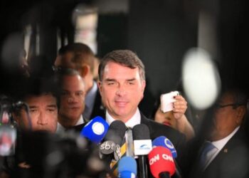 Polarização e Equilíbrio: Nova pesquisa Futura/Apex mostra Flávio Bolsonaro à frente de Lula em cenário de 2º turno