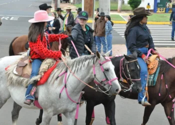 Tradição nas Ruas: Cavalgada de Costa Rica reúne comitivas e celebra raízes sertanejas