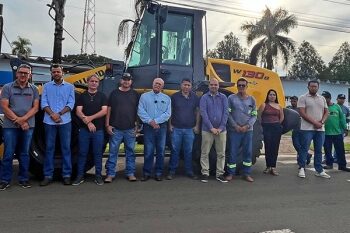 Investimento com Recursos Próprios: Prefeito Juvenal entrega nova pá carregadeira de R$ 640 mil