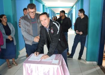Educação em Primeiro Lugar: Prefeito Ivan Xixi assina ordem de serviço para reforma da Escola Lizete Rivelli Alpe
