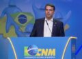 Estratégia Eleitoral: Na Marcha dos Prefeitos, Flávio Bolsonaro defende Nordeste como “solução” e foca na Segurança Pública