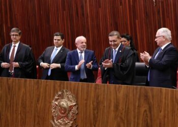 Gestão 2026: Nunes Marques assume presidência do TSE com defesa enfática das urnas e alerta sobre IA