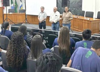 Cultura e Integração: Prefeito Juvenal Consolaro prestigia projeto CineCâmara no Legislativo Municipal