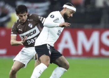 Libertadores: Corinthians tropeça diante do Platense em noite marcada por adeus de Memphis e erros fatais