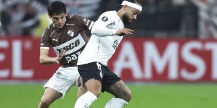 Libertadores: Corinthians tropeça diante do Platense em noite marcada por adeus de Memphis e erros fatais