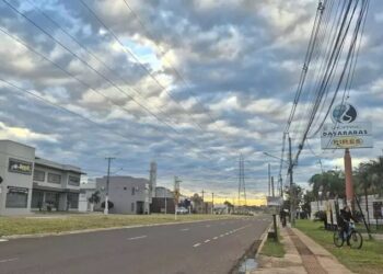 Frente fria avança e traz chuva de até 100 mm neste sábado