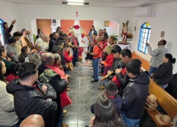 Foliões da Capela “Divino Espírito Santo”, realizaram a saída da bandeira
