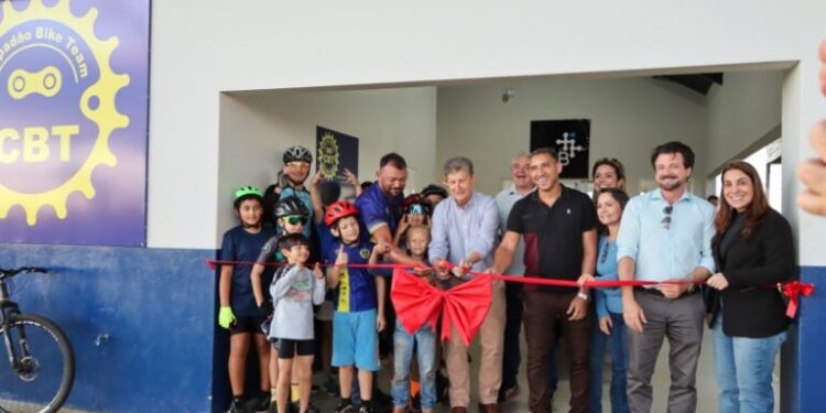 Esporte e Cidadania: Prefeito Walter Schlatter entrega nova sede da Associação de Ciclismo e extingue antigo ponto de vandalismo