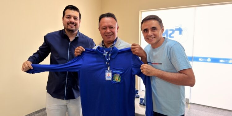 Segurança e Padronização: Saúde entrega novos uniformes e crachás para agentes e motoristas em Costa Rica