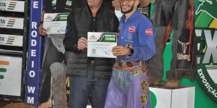 Prata com Gosto de Ouro: Paraisense Caio Santana, o “Miquim”, brilha na arena da 32ª Exposul e conquista o vice-campeonato em montaria em touros