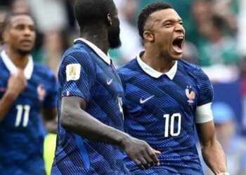 França vence Iraque por 3 a 0 com show de Mbappé e vai ao mata-mata