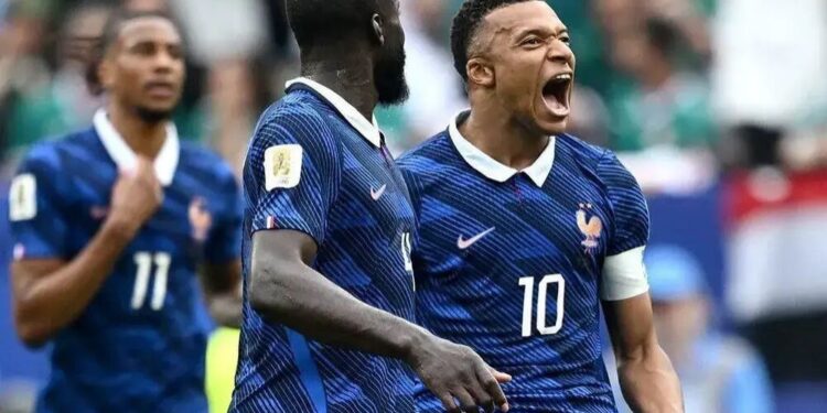 França vence Iraque por 3 a 0 com show de Mbappé e vai ao mata-mata