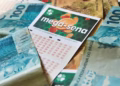Atenção ao Relógio: Mega-Sena de R$ 32 milhões tem data alterada por causa do feriado; saiba o horário limite para apostar em MS