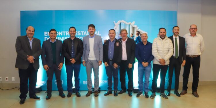 Prefeito Weliton Guimarães e vice Waldemar Barbosa participam de encontro estadual sobre governança pública e integridade em Campo Grande