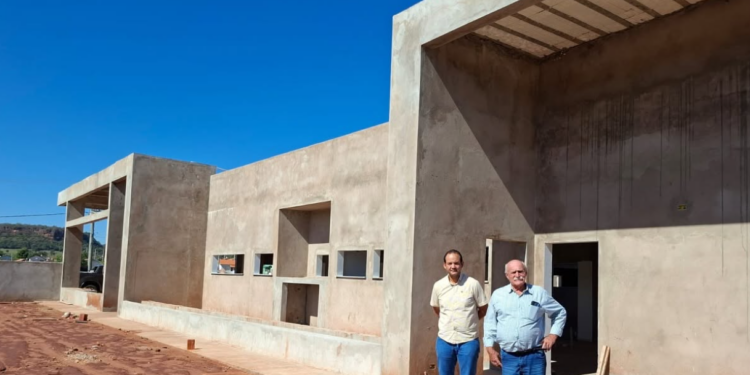 Avanço na Saúde: Prefeito Juvenal Consolaro vistoria obras da nova UBS Porte I no Bairro Pequi I