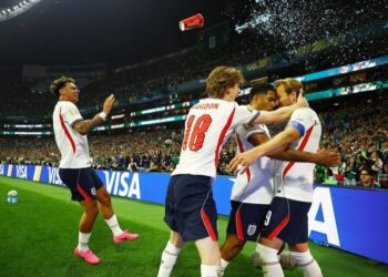 Inglaterra segura pressão, bate o México no Azteca e vai às quartas da Copa