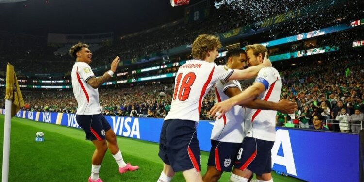 Inglaterra segura pressão, bate o México no Azteca e vai às quartas da Copa