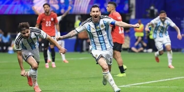 Argentina alcança virada histórica contra o Egito e vai às quartas da Copa