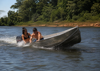 Casal é salvo por coletes salva-vidas após barco virar no Rio Sucuriú, em Paraíso das Águas