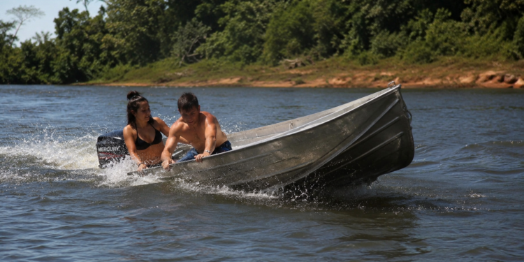 Casal é salvo por coletes salva-vidas após barco virar no Rio Sucuriú, em Paraíso das Águas