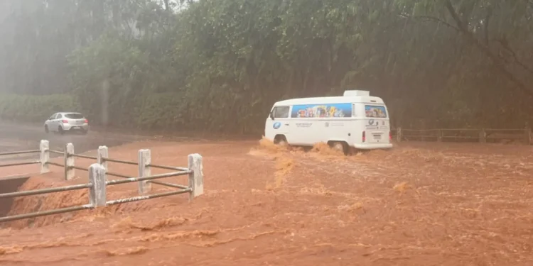 Alerta Laranja: Inmet emite aviso severo de tempestade para 53 municípios de Mato Grosso do Sul com ventos de até 100 km/h e risco de granizo