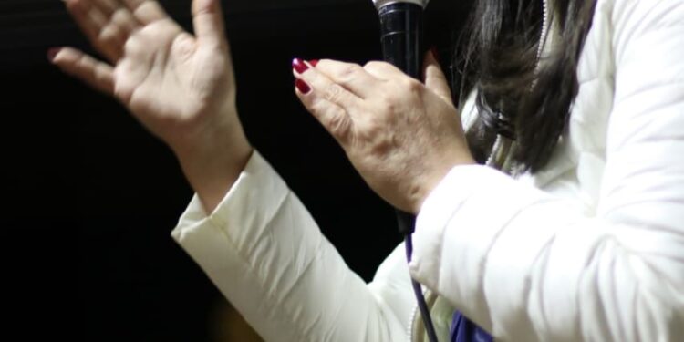 Após caso de professora que teve vidro colocado na água por aluno, Rose Modesto defende debate sobre violência e respeito nas escolas