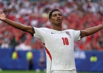 Bellingham faz 2, Inglaterra tira a Noruega na prorrogação e vai à semi