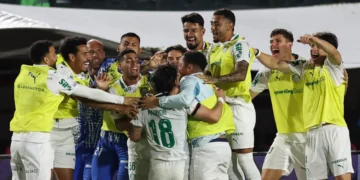 Com dois a mais, líder Palmeiras goleia Vitória no Barradão