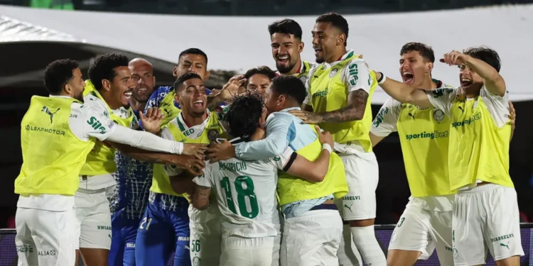 Com dois a mais, líder Palmeiras goleia Vitória no Barradão