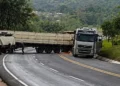Carreta perde tração em subida de serra, atinge outro veículo e interdita a BR-060 em Camapuã